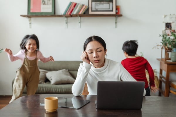 Mum with Kids on laptop
